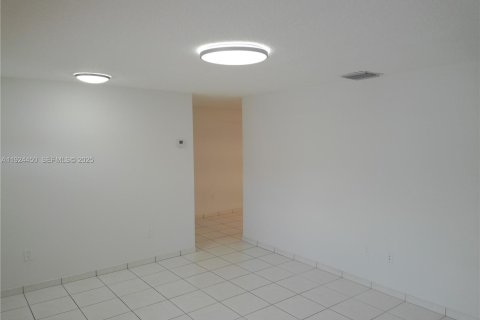 Casa en venta en Miami, Florida, 5 dormitorios, 234.95 m2 № 1982527 - foto 18