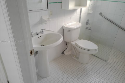 Casa en venta en Miami, Florida, 5 dormitorios, 234.95 m2 № 1982527 - foto 10