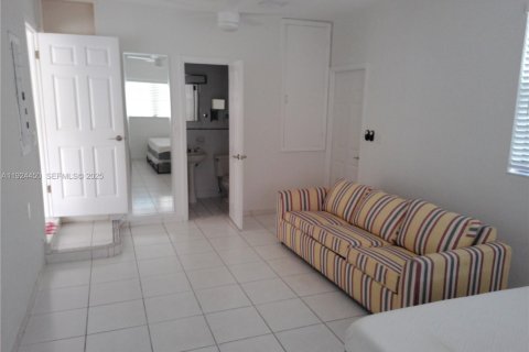 Casa en venta en Miami, Florida, 5 dormitorios, 234.95 m2 № 1982527 - foto 5