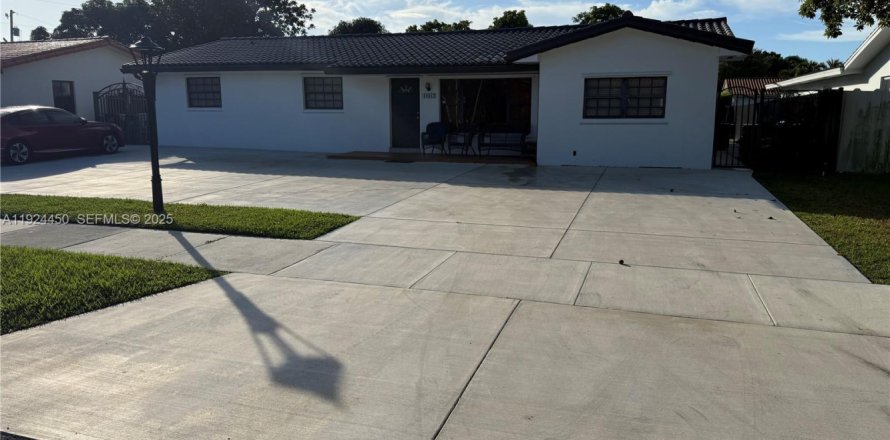 Casa en Miami, Florida 5 dormitorios, 234.95 m2 № 1982527