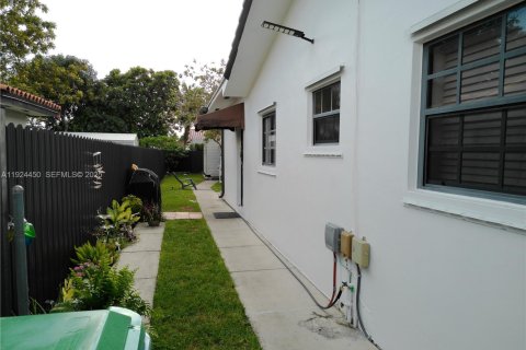 Casa en venta en Miami, Florida, 5 dormitorios, 234.95 m2 № 1982527 - foto 15