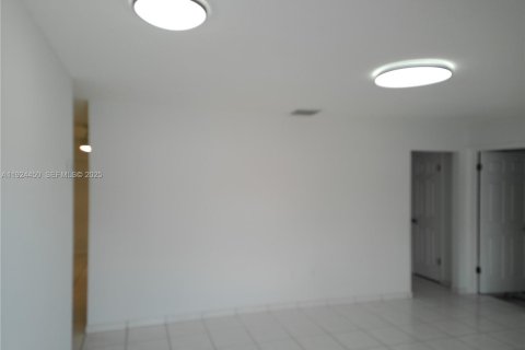 Casa en venta en Miami, Florida, 5 dormitorios, 234.95 m2 № 1982527 - foto 17