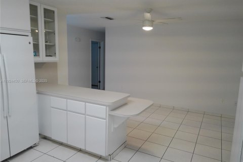 Casa en venta en Miami, Florida, 5 dormitorios, 234.95 m2 № 1982527 - foto 13