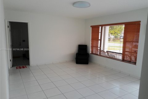 Casa en venta en Miami, Florida, 5 dormitorios, 234.95 m2 № 1982527 - foto 3