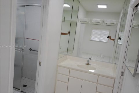 Casa en venta en Miami, Florida, 5 dormitorios, 234.95 m2 № 1982527 - foto 7