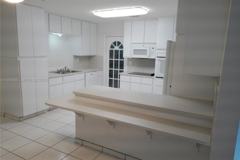 Casa en venta en Miami, Florida, 5 dormitorios, 234.95 m2 № 1982527 - foto 4