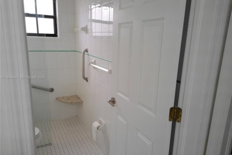 Casa en venta en Miami, Florida, 5 dormitorios, 234.95 m2 № 1982527 - foto 9