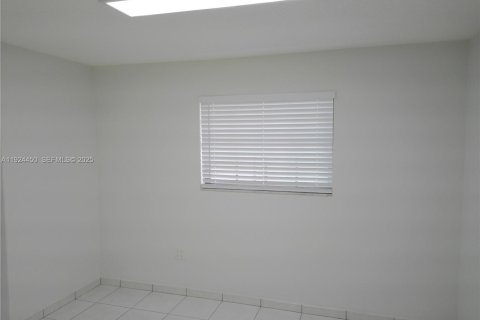 Casa en venta en Miami, Florida, 5 dormitorios, 234.95 m2 № 1982527 - foto 11