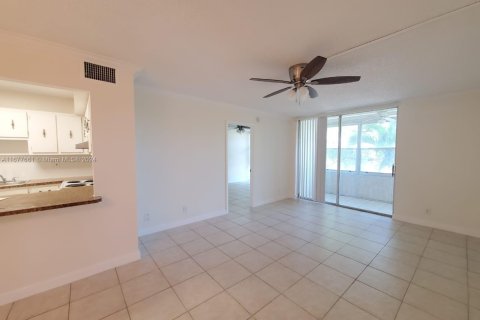 Condo in Lauderhill, Florida, 1 bedroom  № 1868171 - photo 6