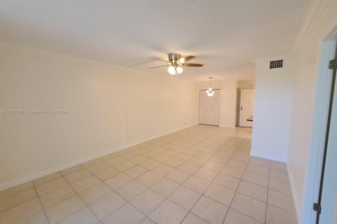 Condo in Lauderhill, Florida, 1 bedroom  № 1868171 - photo 11