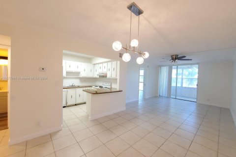 Condo in Lauderhill, Florida, 1 bedroom  № 1868171 - photo 1