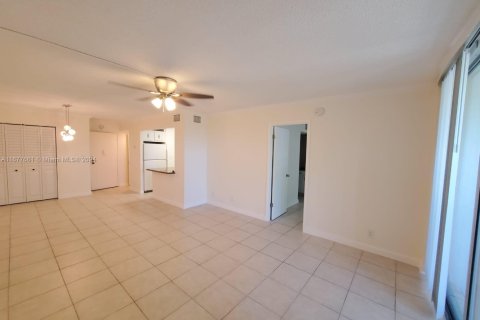 Condo in Lauderhill, Florida, 1 bedroom  № 1868171 - photo 7