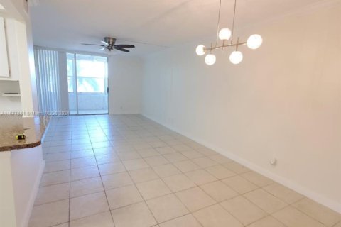 Condo in Lauderhill, Florida, 1 bedroom  № 1868171 - photo 8