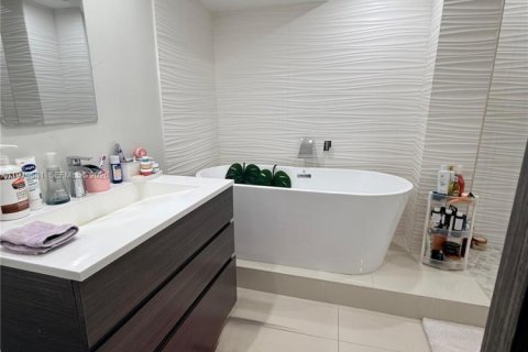 Condo in Miami Beach, Florida, 2 bedrooms  № 2053016 - photo 6