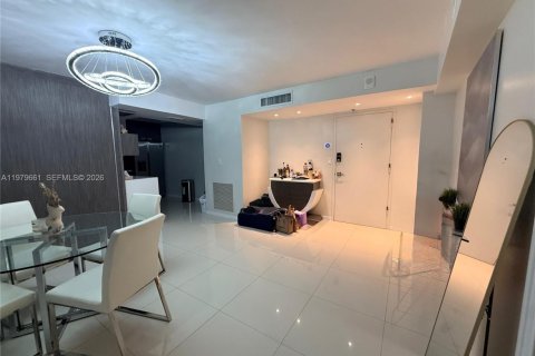 Condo in Miami Beach, Florida, 2 bedrooms  № 2053016 - photo 3