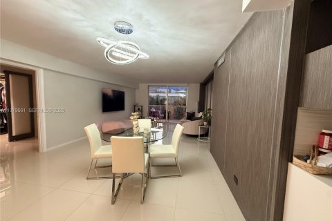 Condo in Miami Beach, Florida, 2 bedrooms  № 2053016 - photo 2
