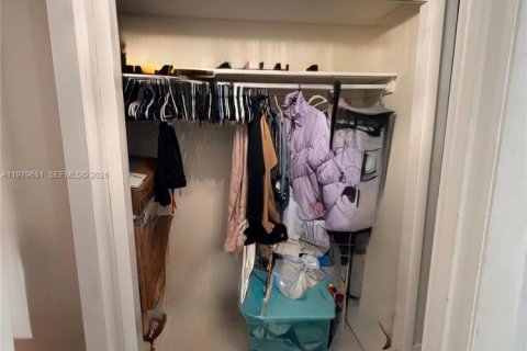 Condo in Miami Beach, Florida, 2 bedrooms  № 2053016 - photo 12