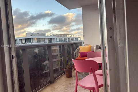 Condo in Miami Beach, Florida, 2 bedrooms  № 2053016 - photo 16
