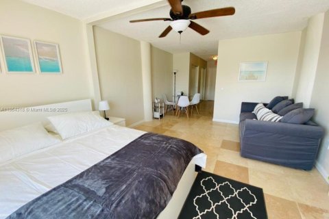 Condo in North Bay Village, Florida  № 1891941 - photo 2