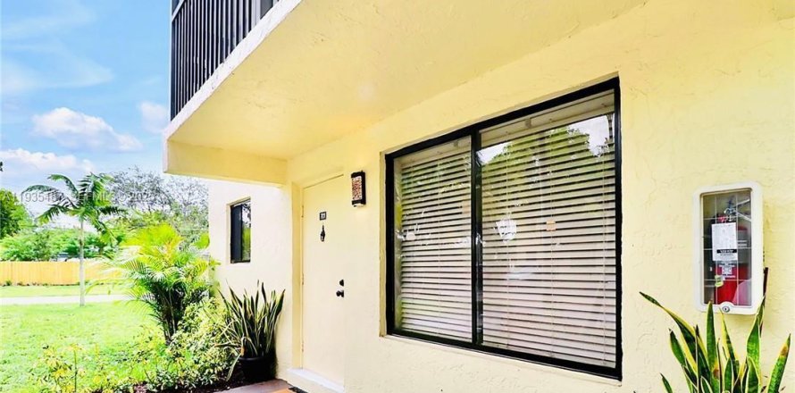 Condominio en Pompano Beach, Florida, 2 dormitorios  № 1993693