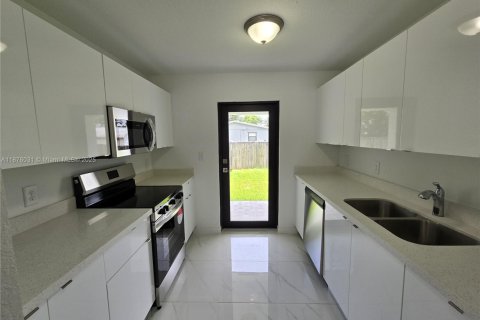 House in Homestead, Florida 3 bedrooms № 1924026 - photo 2
