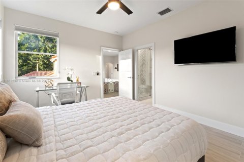 House in Weston, Florida 5 bedrooms, 511.61 sq.m. № 2034484 - photo 16