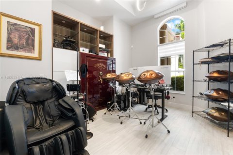 House in Weston, Florida 5 bedrooms, 511.61 sq.m. № 2034484 - photo 11