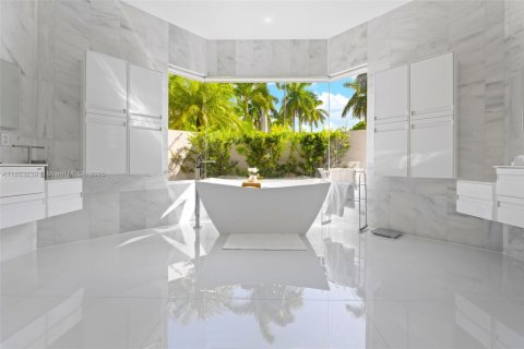 House in Weston, Florida 5 bedrooms, 511.61 sq.m. № 2034484 - photo 6