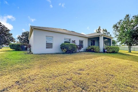 House in Winter Haven, Florida 4 bedrooms, 187.66 sq.m. № 2289911 - photo 7
