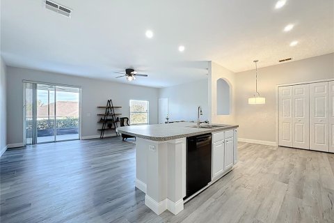 House in Winter Haven, Florida 4 bedrooms, 187.66 sq.m. № 2289911 - photo 15