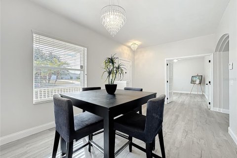 House in Winter Haven, Florida 4 bedrooms, 187.66 sq.m. № 2289911 - photo 18