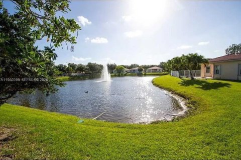 Снять в аренду виллу или дом в Коконат Крик, Флорида 3 спальни, 167.97м2, № 2026972 - фото 2