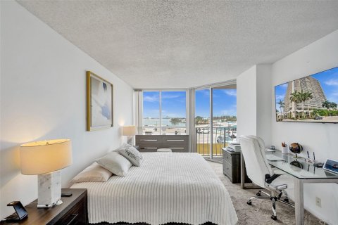 Condo in North Bay Village, Florida, 2 bedrooms  № 2189646 - photo 13