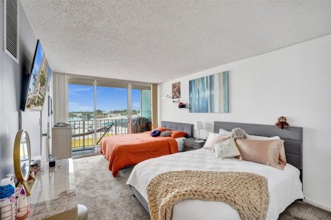 Condo in North Bay Village, Florida, 2 bedrooms  № 2189646 - photo 9