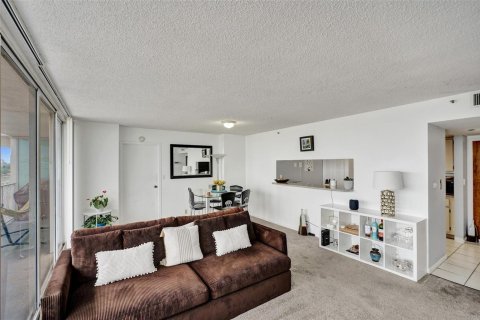 Condo in North Bay Village, Florida, 2 bedrooms  № 2189646 - photo 23