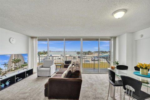 Condo in North Bay Village, Florida, 2 bedrooms  № 2189646 - photo 21