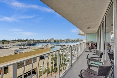 Condo in North Bay Village, Florida, 2 bedrooms  № 2189646 - photo 30
