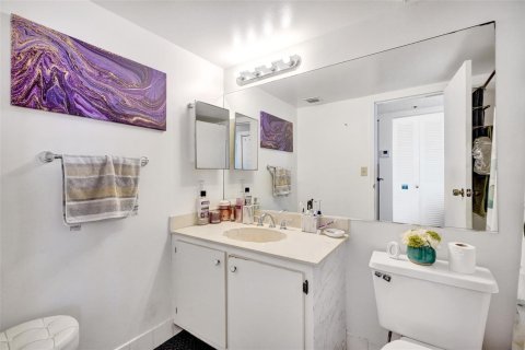 Condo in North Bay Village, Florida, 2 bedrooms  № 2189646 - photo 10