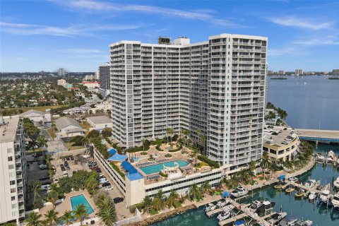Condo in North Bay Village, Florida, 2 bedrooms  № 2189646 - photo 4