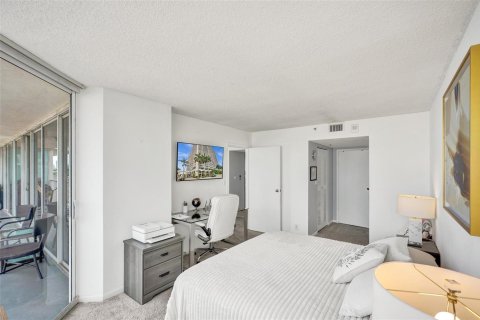 Condo in North Bay Village, Florida, 2 bedrooms  № 2189646 - photo 14
