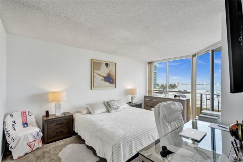 Condo in North Bay Village, Florida, 2 bedrooms  № 2189646 - photo 12