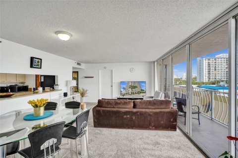 Condo in North Bay Village, Florida, 2 bedrooms  № 2189646 - photo 25