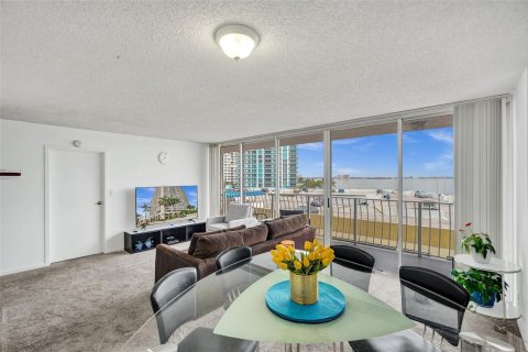 Condo in North Bay Village, Florida, 2 bedrooms  № 2189646 - photo 22