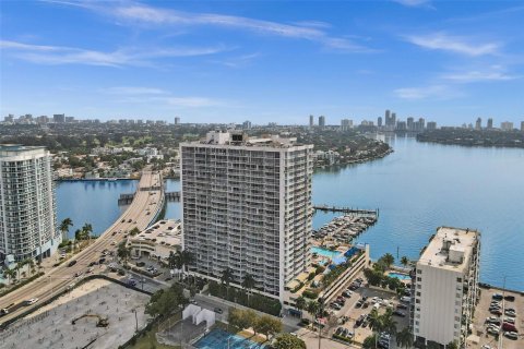 Condo in North Bay Village, Florida, 2 bedrooms  № 2189646 - photo 2