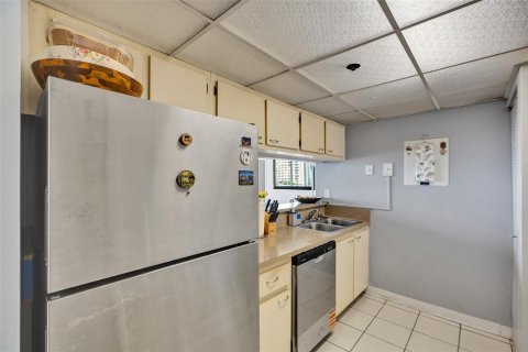 Condo in North Bay Village, Florida, 2 bedrooms  № 2189646 - photo 28