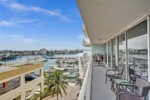 Condo in North Bay Village, Florida, 2 bedrooms  № 2189646 - photo 29
