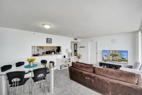 Condo in North Bay Village, Florida, 2 bedrooms  № 2189646 - photo 24