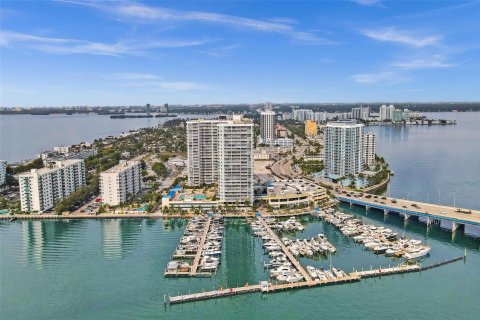 Condo in North Bay Village, Florida, 2 bedrooms № 2189646