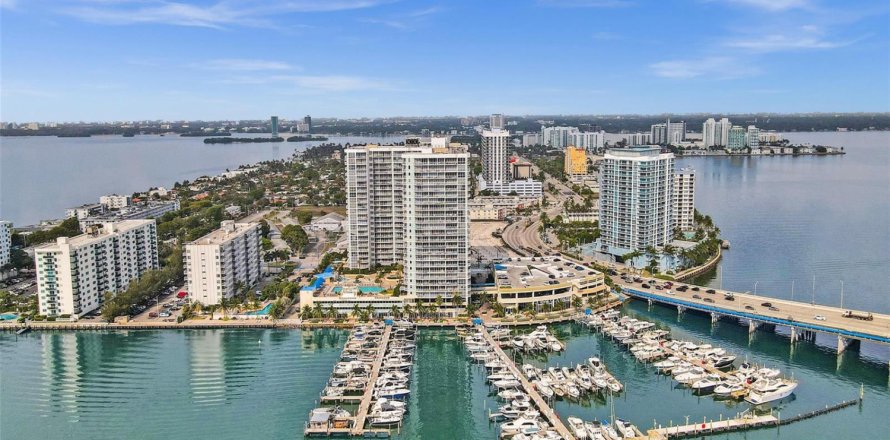 Condo in North Bay Village, Florida, 2 bedrooms  № 2189646