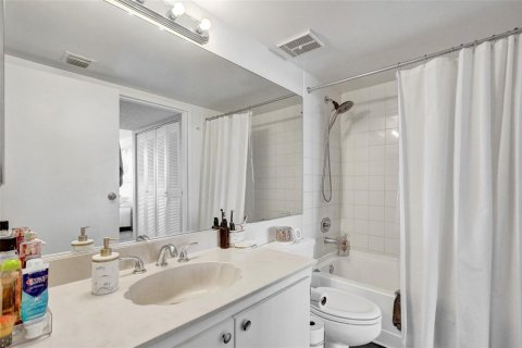 Condo in North Bay Village, Florida, 2 bedrooms  № 2189646 - photo 18